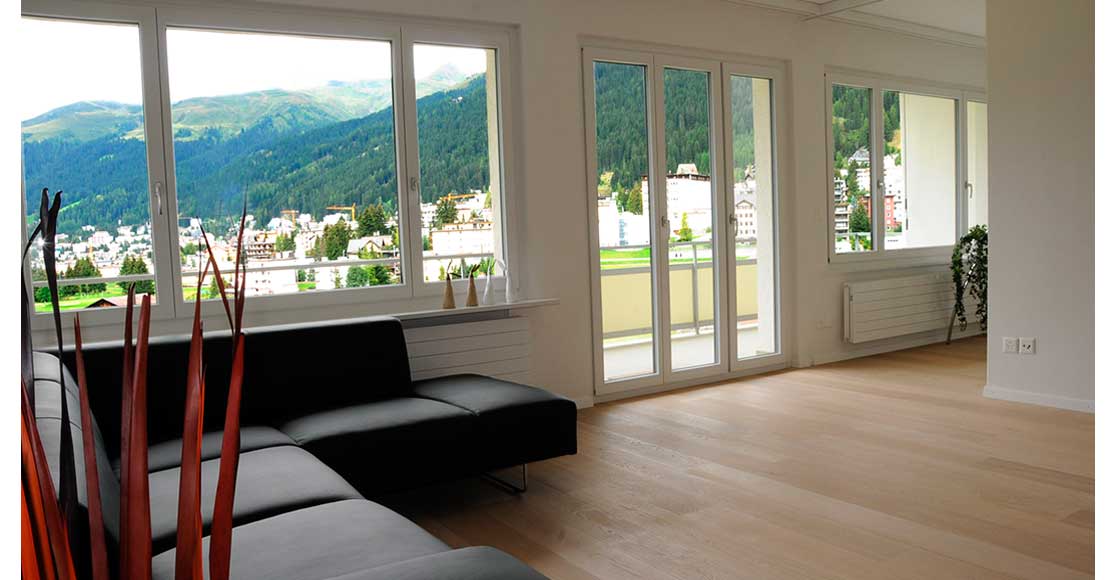 Foto: Wohnzimmer mit schwarzem Sofa und toller Aussicht auf Davos-Platz
