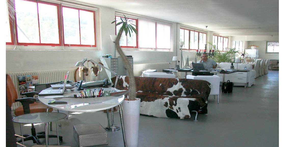 Foto: Schlafzimmer in Weiss mit Hirsch.