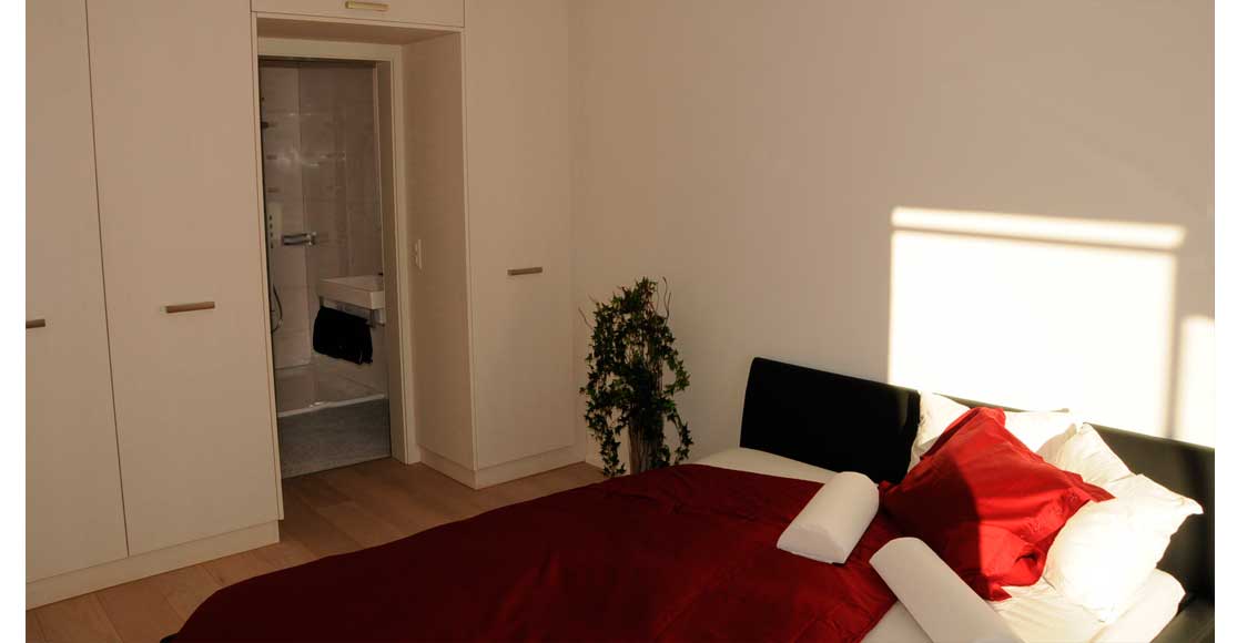 Foto: Schlafzimmer mit direktem Zugang zum Duschbad