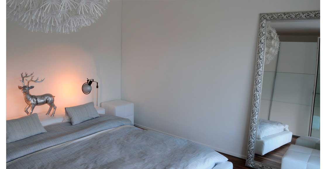 Foto: Schlafzimmer in Weiss mit Hirsch.