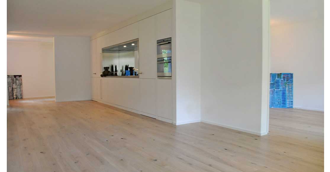 Foto: offene Küche im Wohnraum, mit Einblick in zwei Zimmer